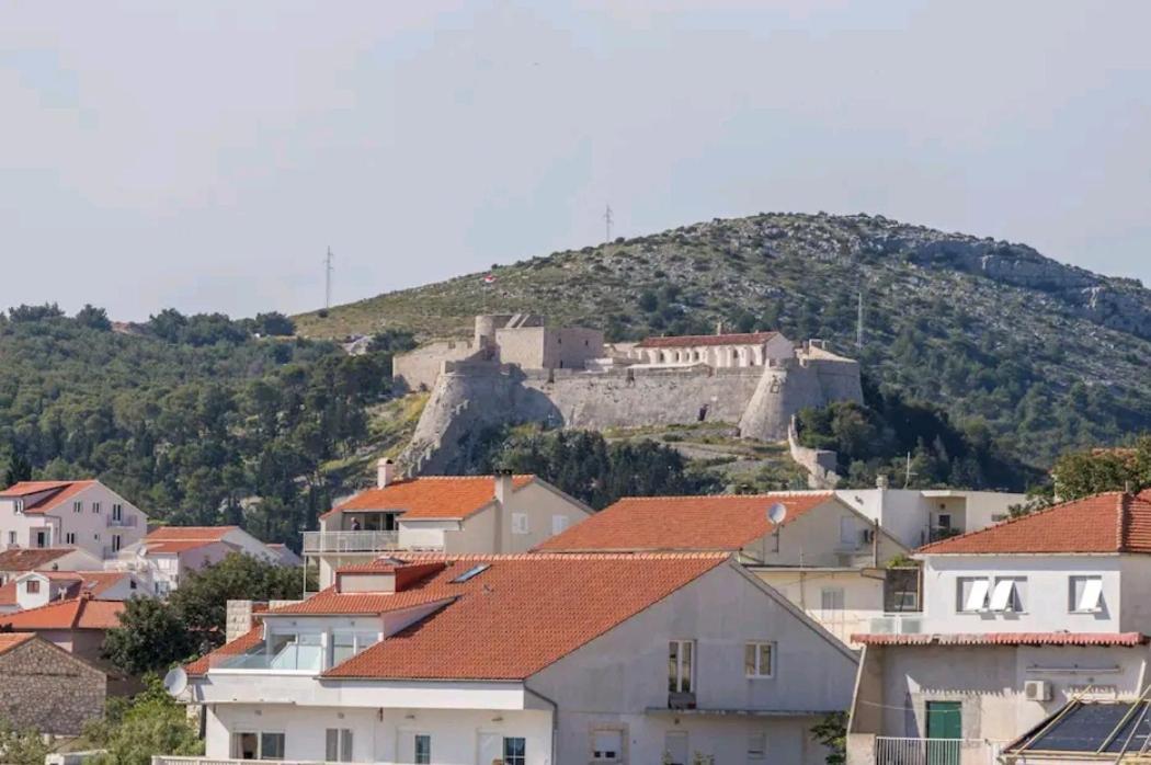 & Orange * Hvar Town